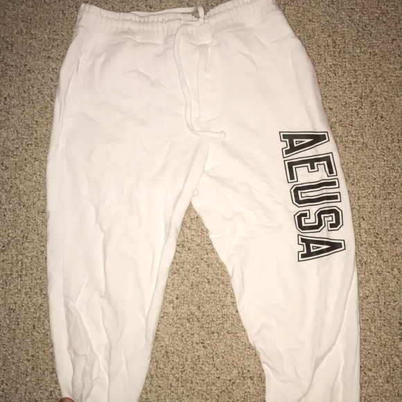 american eagle white joggers